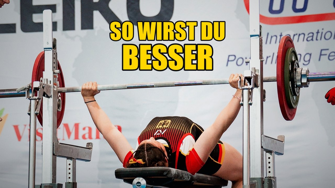 Medea Kübler beim Bankdrücken auf der WM-Bühne